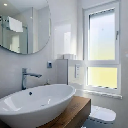 Sunny Lux 1 In By Guide Villa *